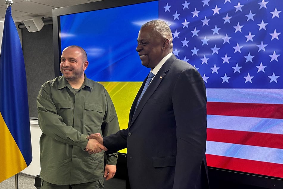 Ukrainian Defence Minister Rustem Umerov (l.) greets United States Secretary of Defense Lloyd Austin (r.) prior to their talks in Kyiv on Monday.