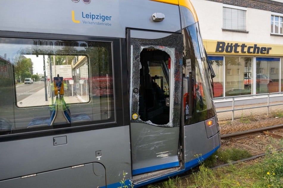 Der LVB-Fahrer musste durch die Feuerwehr aus der Fahrerkabine befreit werden.