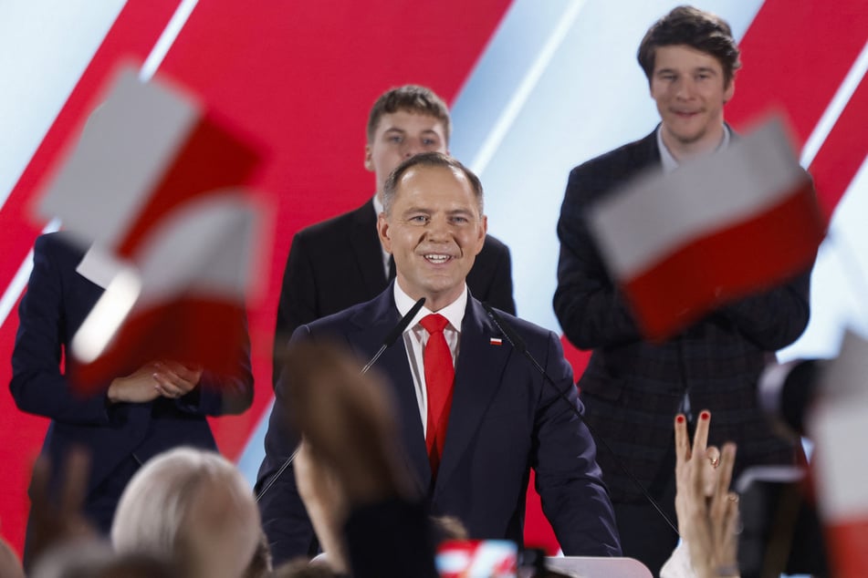 Der rechtskonservative Kandidat Karol Nawrocki (42, m.) hat die Präsidentenwahl in Polen gewonnen.