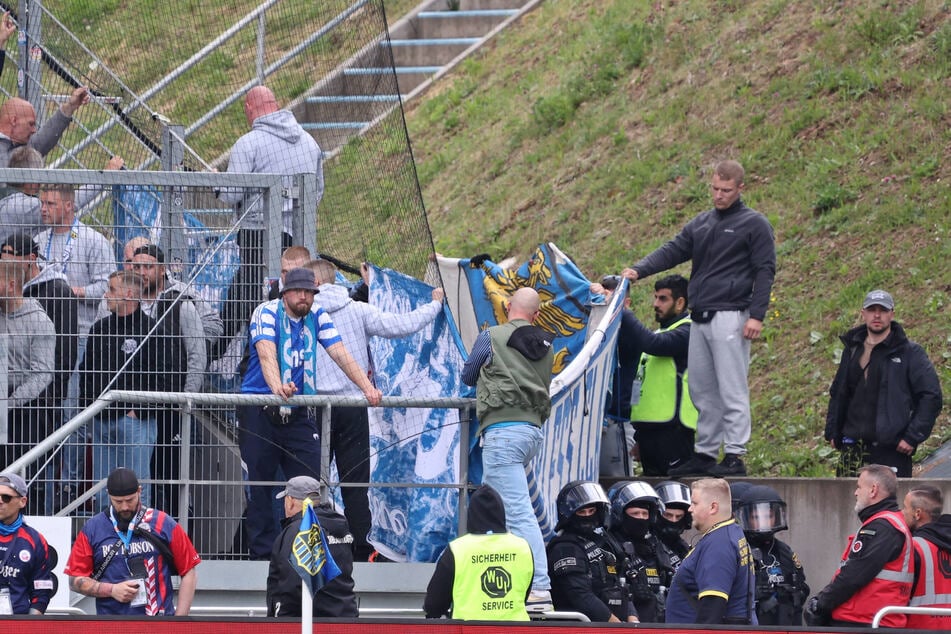 Moritz (†37) war am Samstag beim letzten Auswärtsspiel der Saison von Hansa Rostock in Saarbrücken von der Tribüne gestützt.