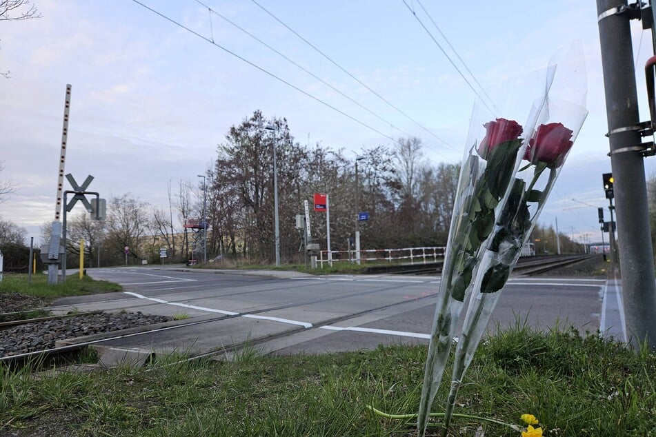 Am Unglücksort wurden Blumen für die verstorbene 60-Jährige platziert.