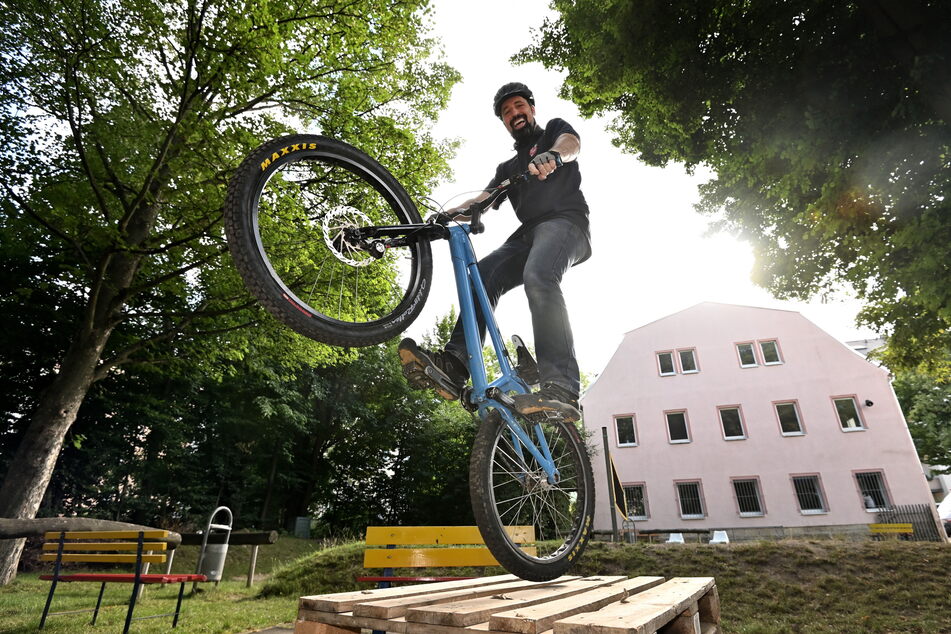 Bike-Arobatik, ohne das was zu Bruch geht: Matthias Lindner (43) von der Heilsarmee lädt zum Fahrrad-Workshop in den Konkordiapark.