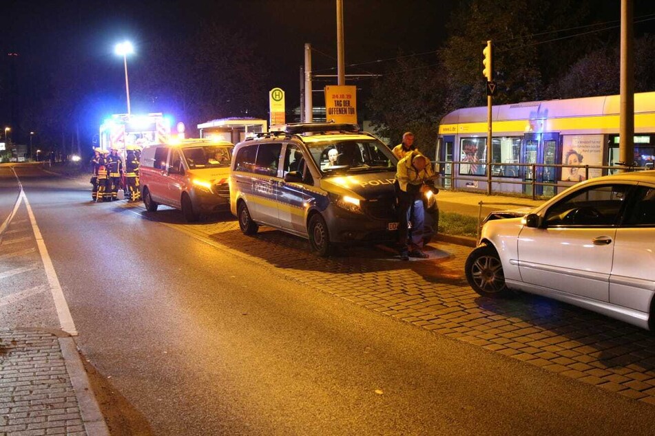 Der Taxifahrer soll dabei Verletzungen erlitten haben. Die Fahrerin eines ebenfalls beteiligten Mercedes blieb unverletzt.