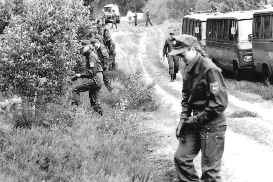 Nach den sogenannten Göhrde-Morden durchsuchen Polizisten im Jahr 1989 den Wald nach Spuren.