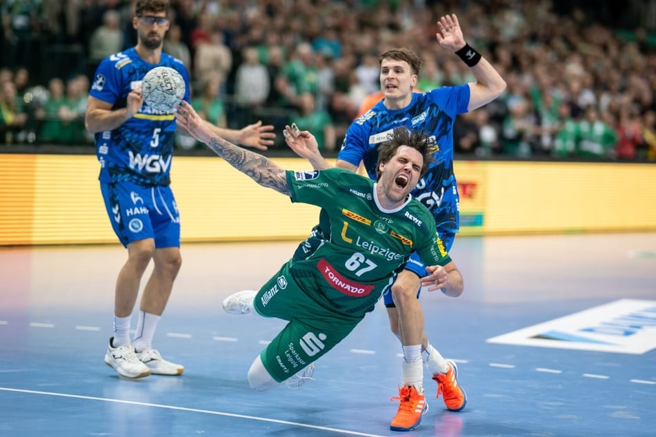 Leipzigs Dean Bombac (36) suchte immer wieder nach Lücken in der Defensive des TVB und lieferte sich dabei viele Duelle mit dem spanischen Nationalspieler Antonio Serradilla (27, l.).