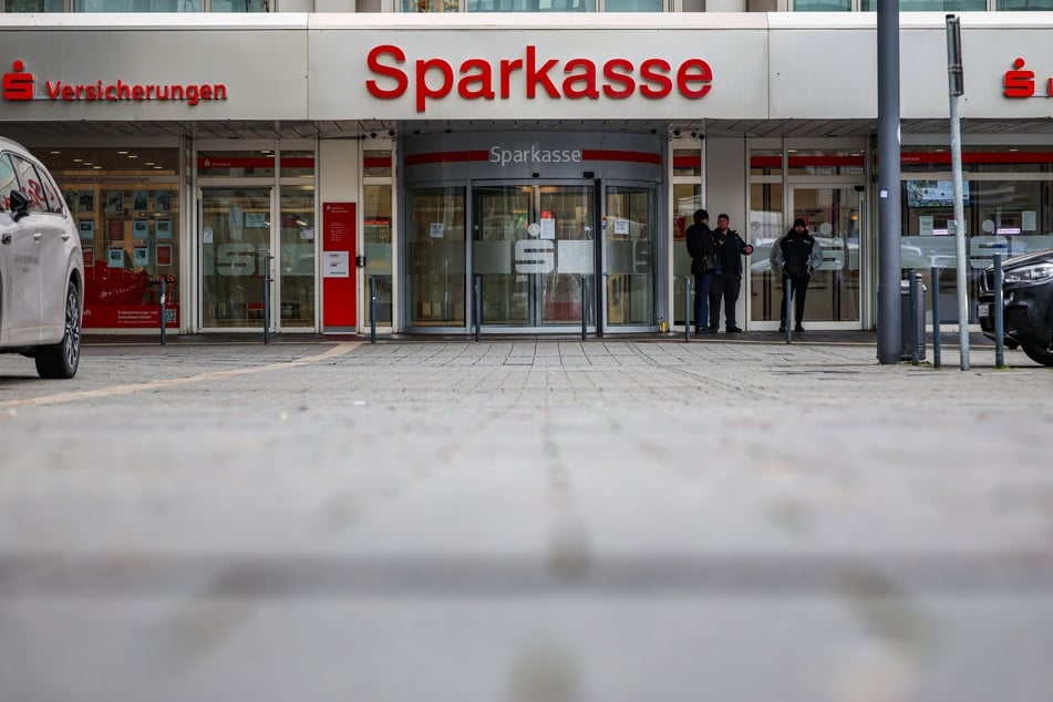 In dieser Sparkassen-Filiale in Gelsenkirchen wurden 3100 Schließfächer geleert. Die Fahndung läuft weiter.