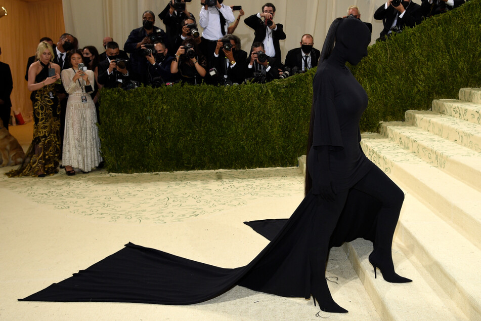 Kim Kardashian komplett in Schwarz verhüllt: Was will sie damit bezwecken?