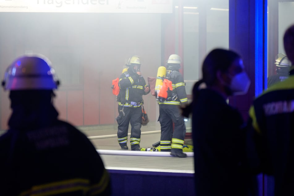 Die Feuerwehrleute im Einsatz am verqualmten U-Bahnhof Hagendeel.