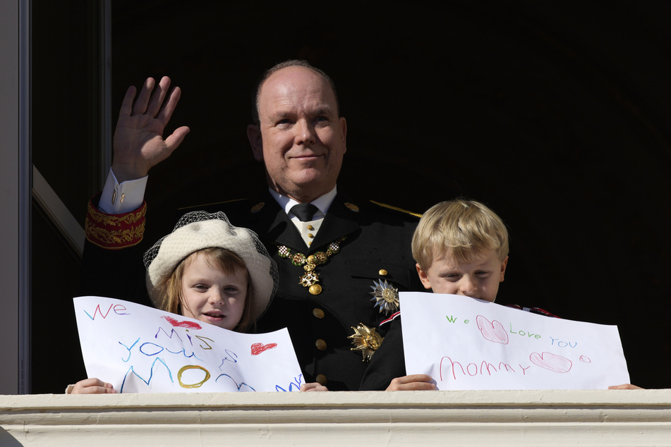 Fürst Albert II. von Monaco (63, mitte) winkt während der Feierlichkeiten zum Nationalfeiertag vom Balkon des Palastes von Monaco. Dabei seine Kinder, doch ohne Mutter.