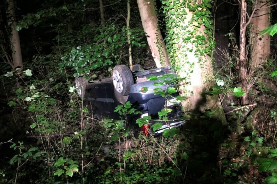 Das Auto war bei dem Unfall in Herzogenrath am Sonntagabend auf dem Dach liegen geblieben. Zuvor hatte es sich überschlagen.
