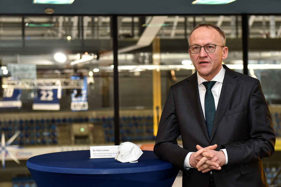 Finanz- und Sportbürgermeister Peter Lames (57, SPD) hat Pläne vorgelegt, wie die Joynext-Arena Erstliga-tauglich werden soll.