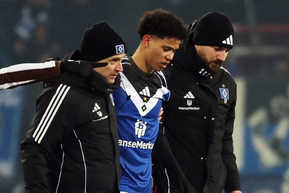 HSV-Youngster Alexander Rössing-Lelesiit (19, M.) musste beim Verlassen des Platzes im Millerntor-Stadion von zwei Betreuern gestützt werden.