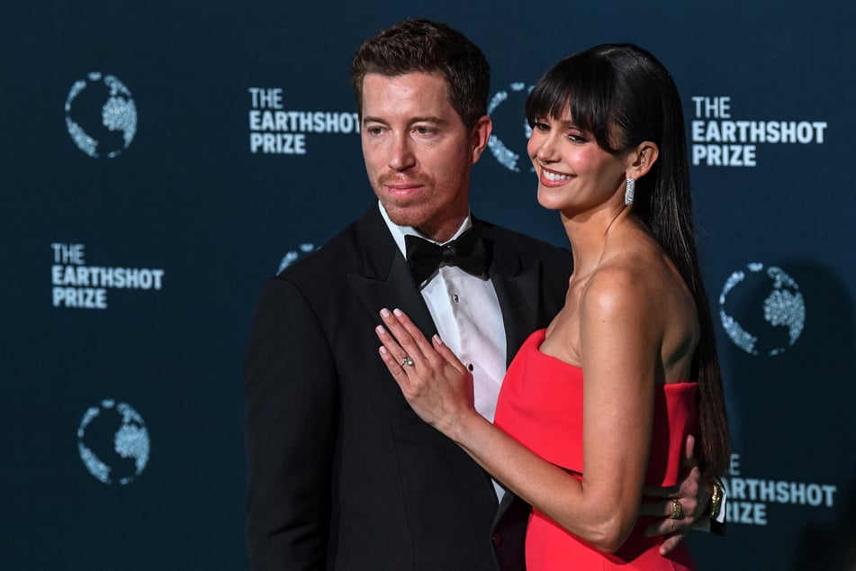 Na vijf jaar samen zijn actrice Nina Dobrev (36) en professioneel snowboarder Shaun White (39) uit elkaar gegaan.