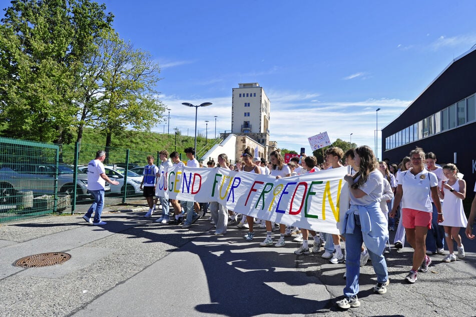 Mehr als 2000 Schülerinnen und Schüler gingen am Montag in Chemnitz für Frieden auf die Straße.