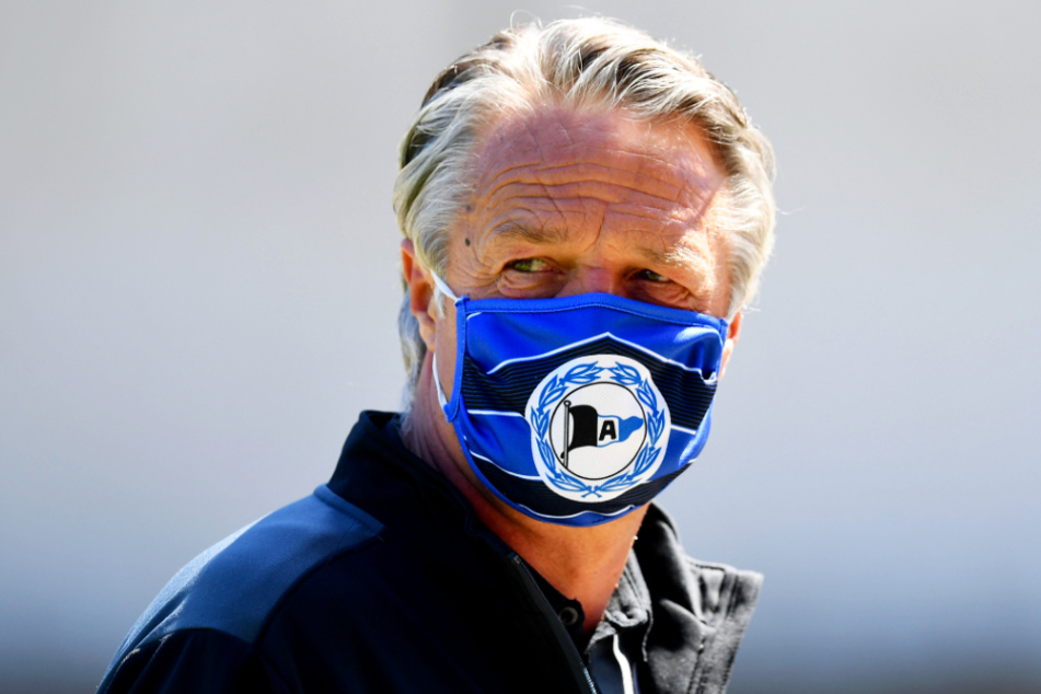 Fußballtrainer wie Bielefelds Uwe Neuhaus können zukünftig auf den Mund-Nasen-Schutz verzichten.
