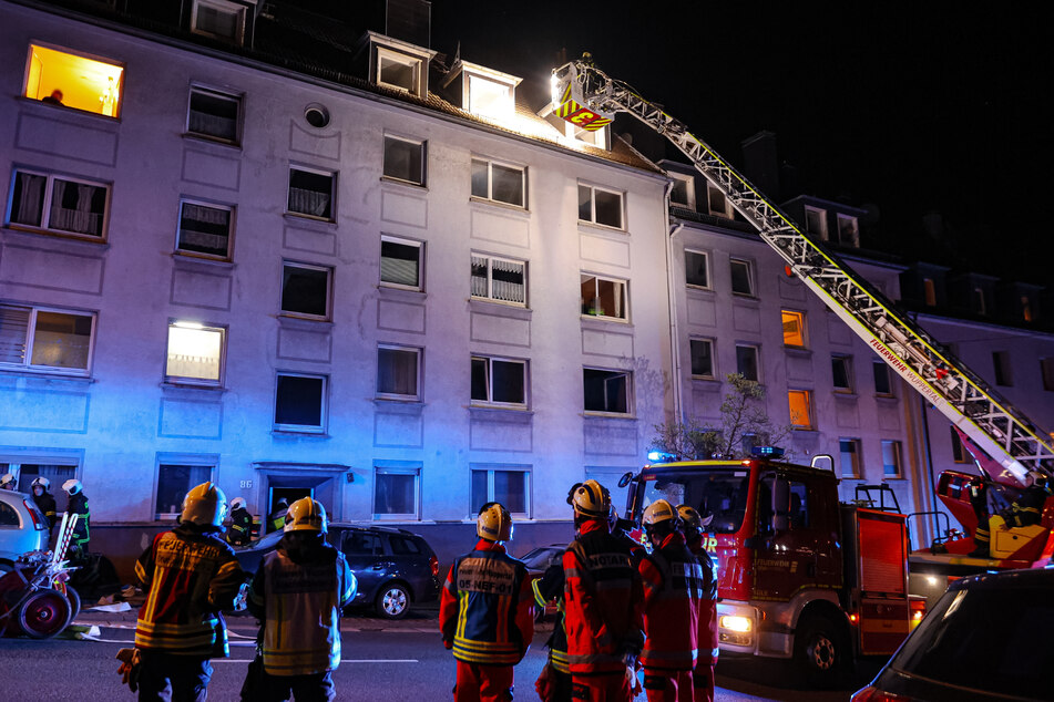 Mithilfe einer Drehleiter rettete die Wuppertaler Feuerwehr zwei Personen am Mittwochabend aus einem Mehrfamilienhaus.