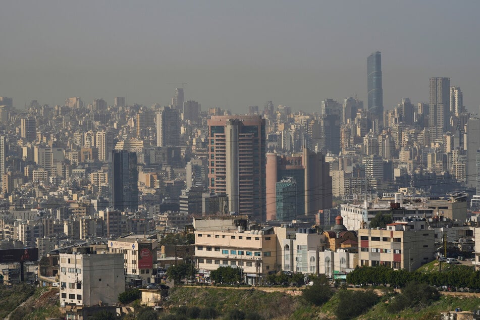Das Habtoor Hotel ist in der Mitte der Skyline von Beirut zu sehen.