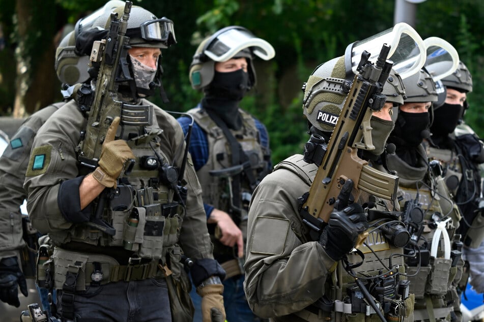 Verwandtschaft und Beamten attackiert: Messer-Angreifer von Polizei angeschossen