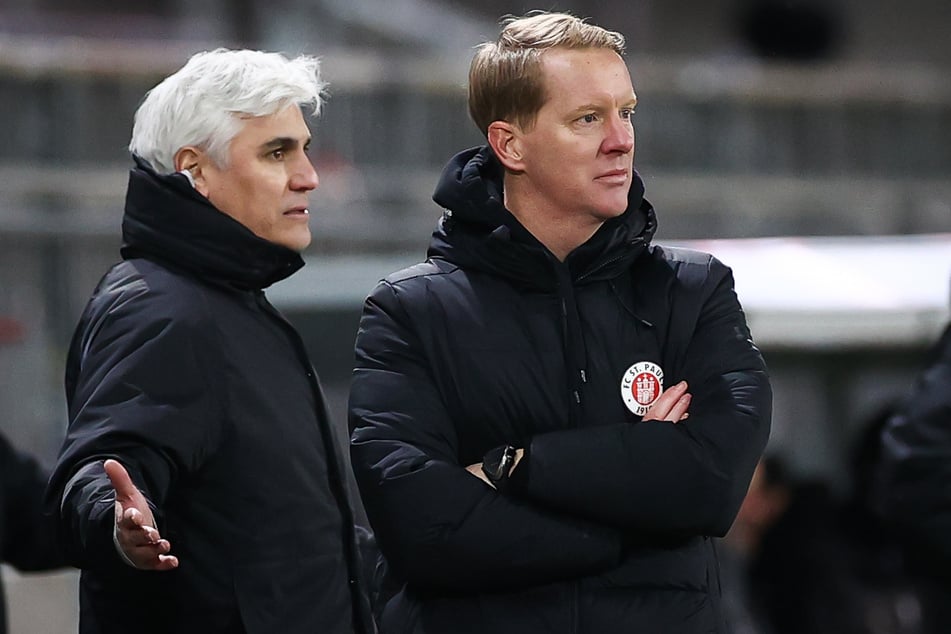 Trotz guter Transfers und starker Leistungen unter Coach Timo Schultz (43, r.) hat Bornemann immer noch nicht alle Fans des Kiezklubs von sich überzeugt. (Archivfoto)
