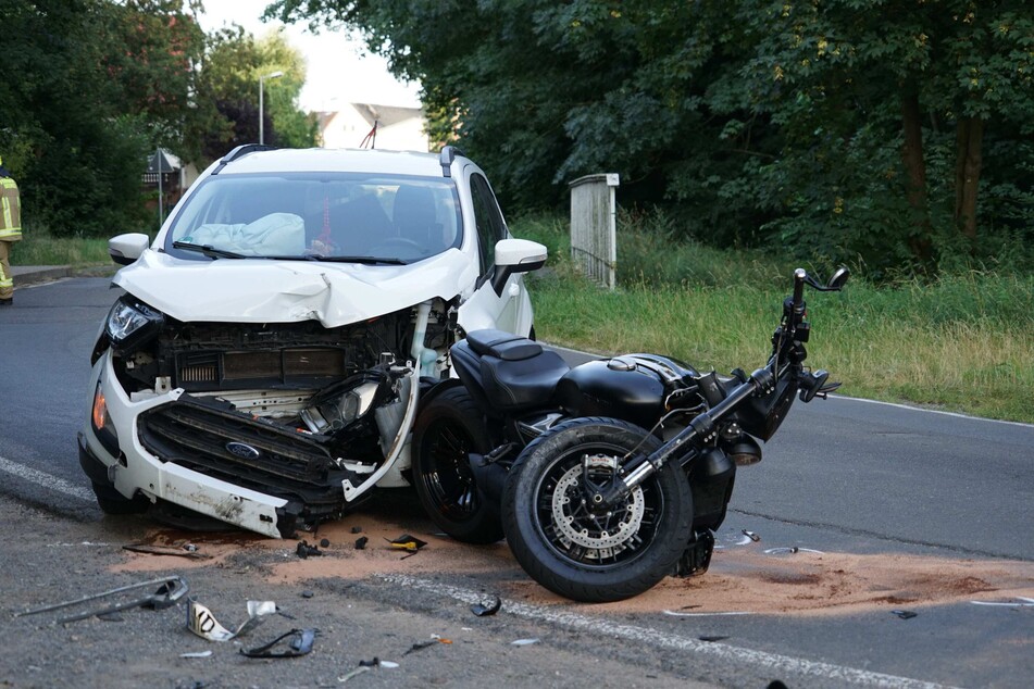 Der Motorradfahrer wurde bei dem Crash schwer verletzt.