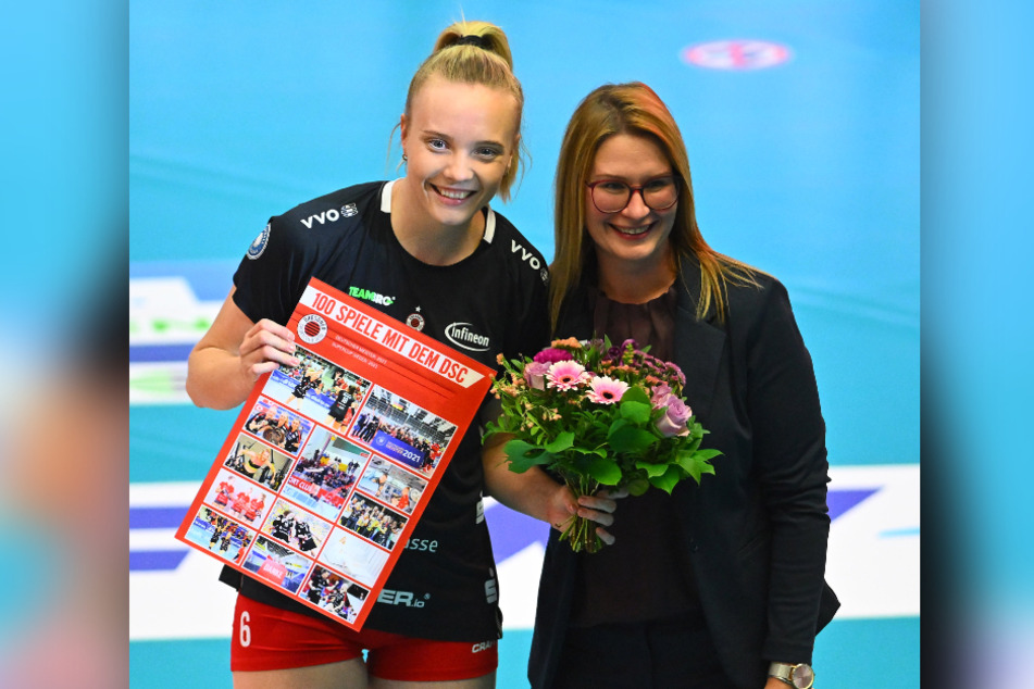 Kapitänin Jennifer Janiska (29, l.) erhielt von Geschäftsführerin Sandra Zimmermann (36) Blumen und eine Urkunde für ihr 100. DSC-Spiel.