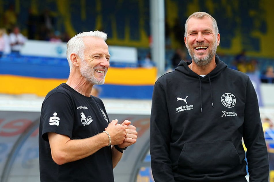 Gute Laune - aber nur bis zum Anpfiff: HFC-Trainer Jan Zimmermann (l.) und Leipzigs Jochen Seitz.