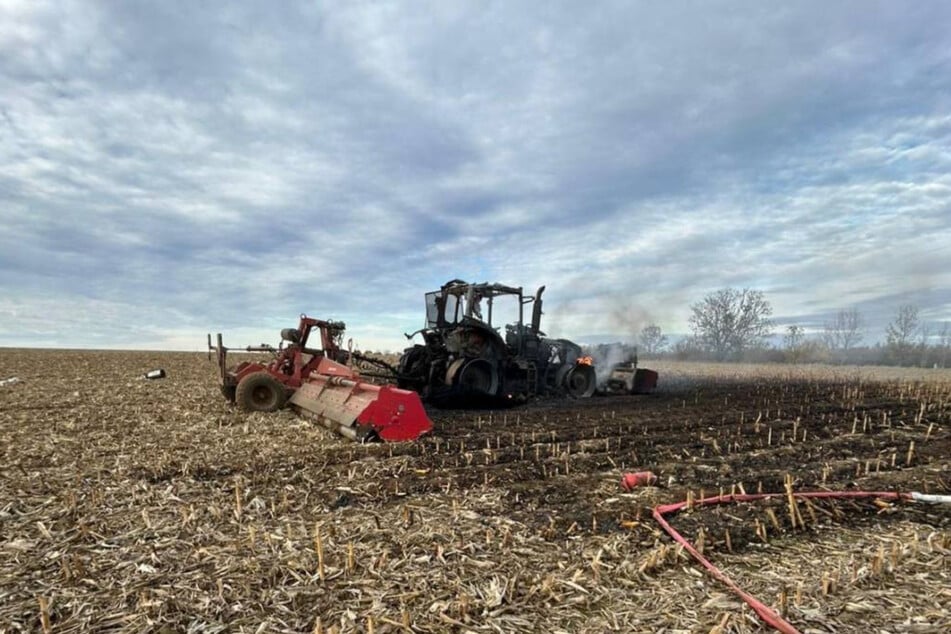 Der Traktor brannte komplett aus.