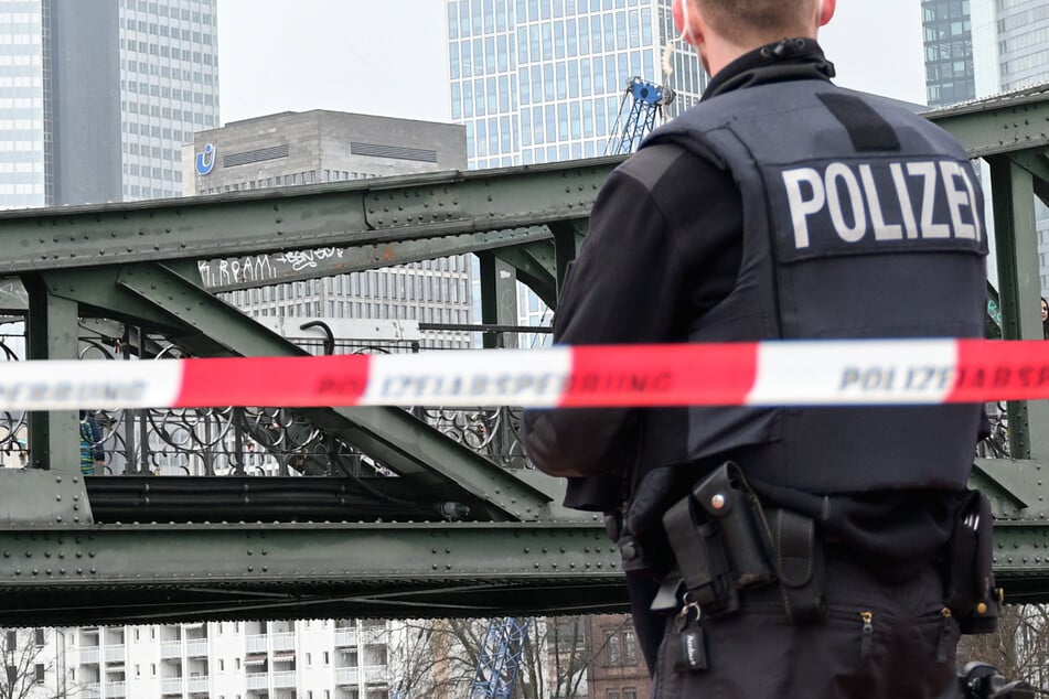 Beim Eisernen Steg in Frankfurt am Main kam es am Dienstag zu einer äußerst brutalen Attacke: Eine 28-jährige Frau wurde mit einer Rasierklinge am Hals schwer verletzt! (Symbolbild)