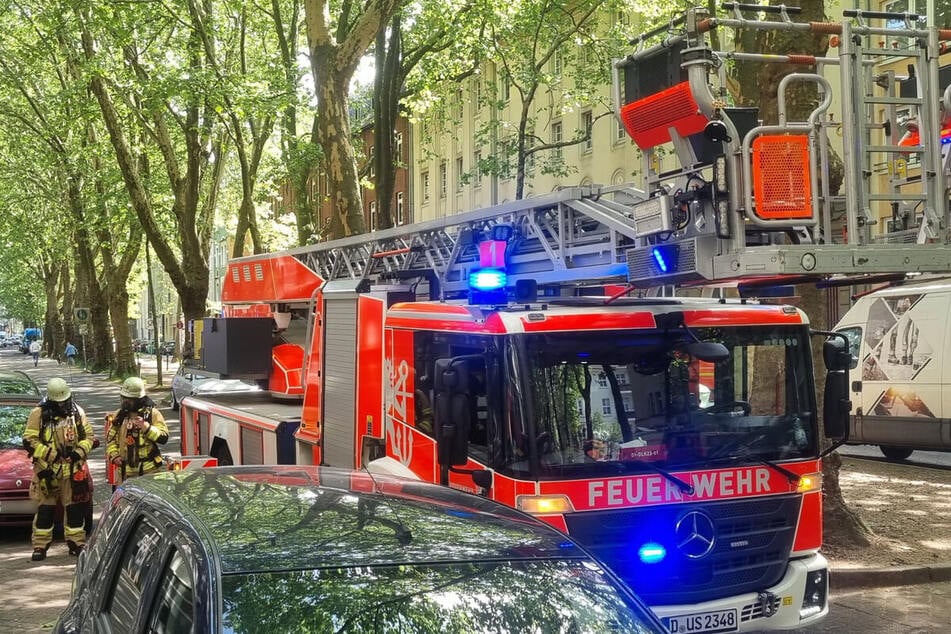 Die Düsseldorfer Feuerwehr war unter anderem mit einer Drehleiter im Einsatz.