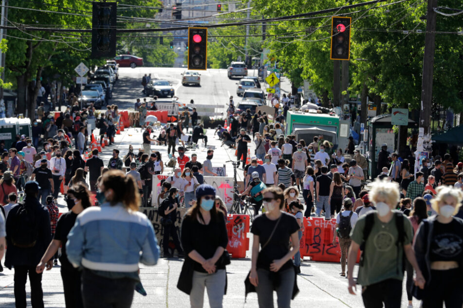 Seattle: Menschen gehen auf einer Straße in der Nähe des Cal Anderson Parks an Barrikaden vorbei, innerhalb der so genannten "Capitol Hill Autonomous Zone".