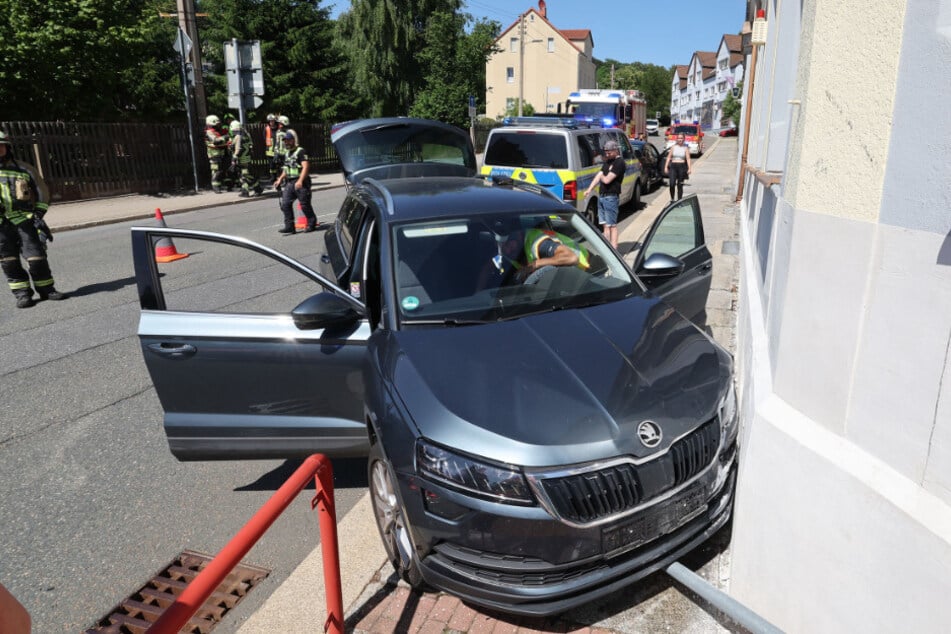 Der Skoda fuhr ein Verkehrsschild um.
