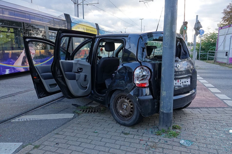 Nach dem Zusammenstoß prallte der Renault gegen einen Ampelmast.