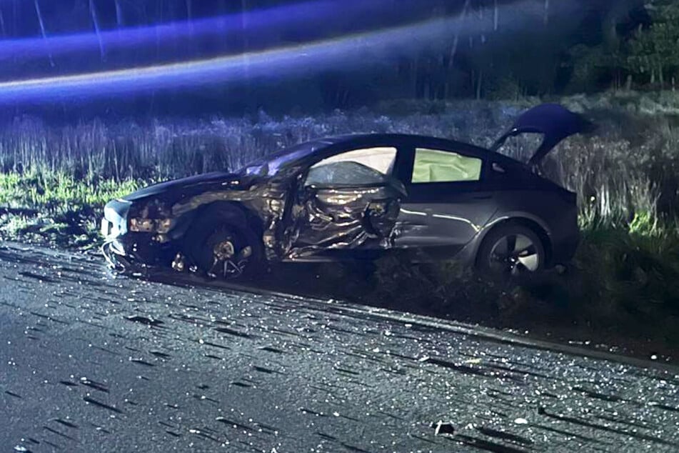 Zwei Insassen im Tesla wurden bei dem Unfall leicht verletzt.