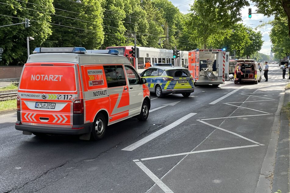 Die Polizei sperrte die Aachener Straße, um die Unfallstelle zu sichern.
