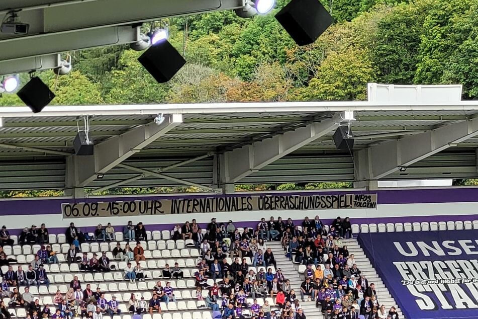 "06.09. - 15:00 Uhr Internationales Überraschungsspiel! Infos Folgen!" stand beim letzten Heimspiel auf einem Banner.