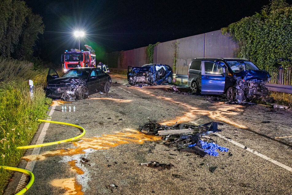 Die B3 glich nach dem Unfall am Sonntagabend bei Dortelweil (Wetteraukreis) einem regelrechten Trümmerfeld.