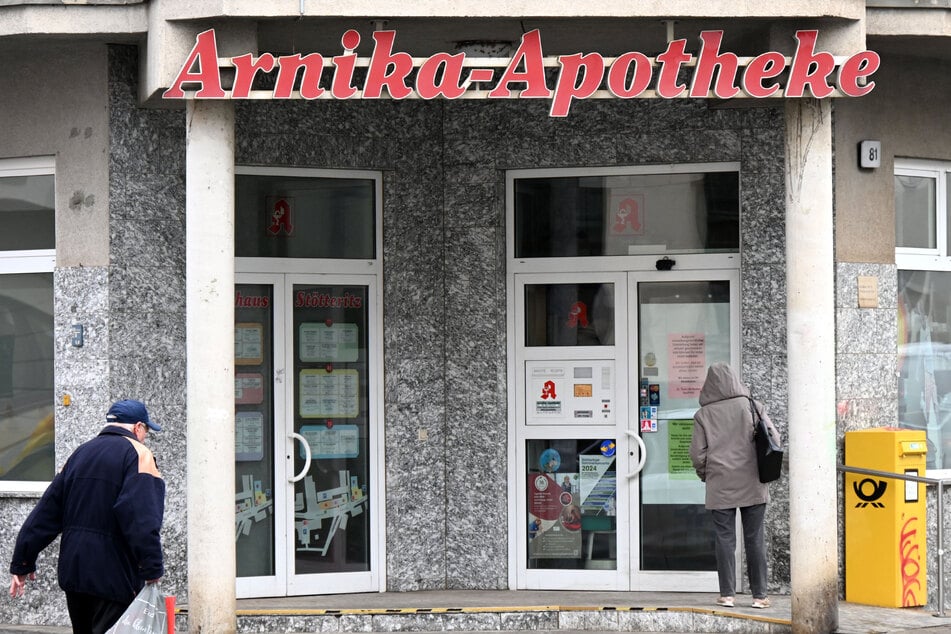 Die Arnika-Apotheke schloss bereits im Juni. Anwohner stehen ratlos vor den Türen.