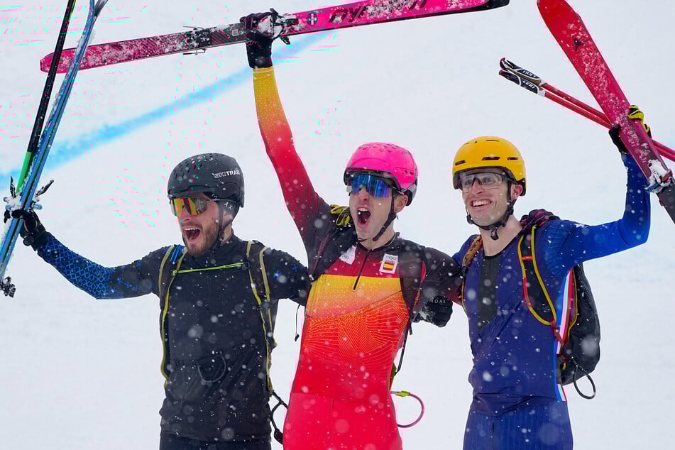 Oriol Cardona Coll (M.) holt die erste Goldmedaille im Skibergsteigen der Männer.
