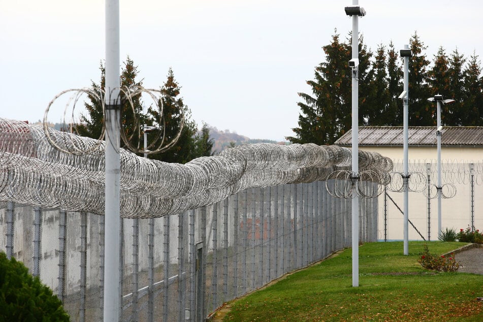 In der Justizvollzugsanstalt Hohenleuben können Häftlinge in den Hafträumen und in den Fluren telefonieren. (Archivbild)