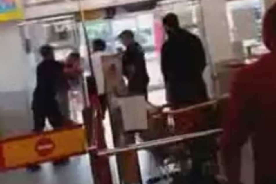Vier Männer zerrten damals den 21-jährigen Iraker aus dem Netto-Markt und fesselten ihn mit Kabelbindern an einen Baum. Ein Video dazu (Ausschnitt) ging viral.