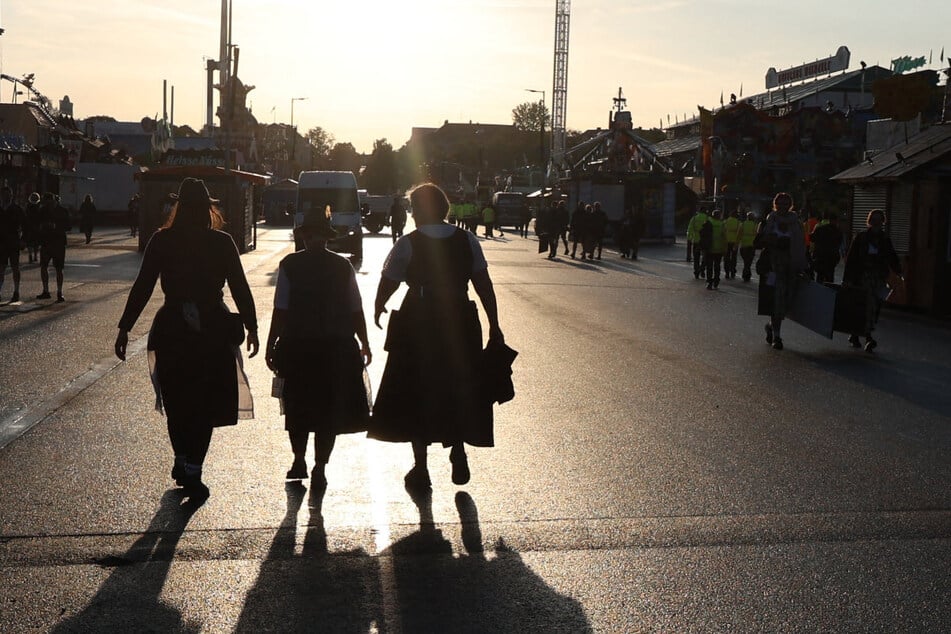 Im Vorjahr brannte die Sonne bei mehr als 30 Grad auf die Trachtenträger. In diesem Jar startet das Oktoberfest angenehmer.