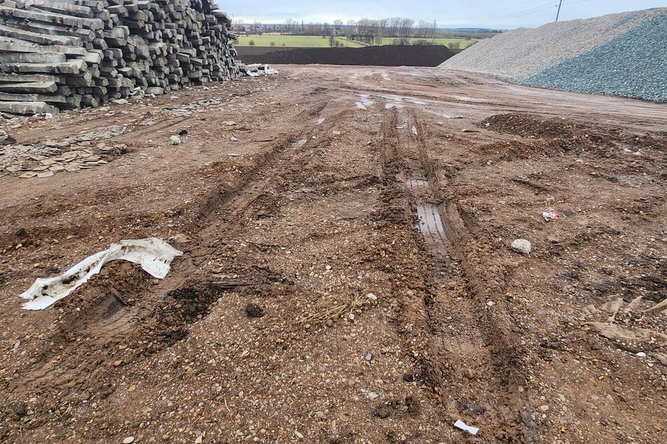 Von diesem Lagerplatz wurden die Baumaterialien und Schwellen gestohlen.