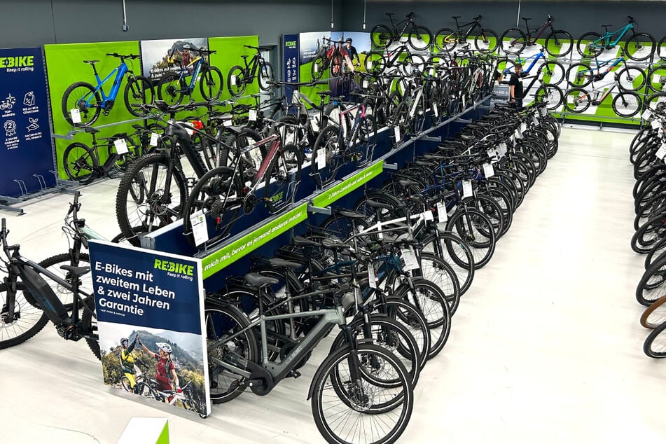 Volle Auswahl im neuen Store: Generalüberholte E-Bikes warten im Rebike-Bereich bei DECATHLON Leipzig-Nova auf neue Besitzer.