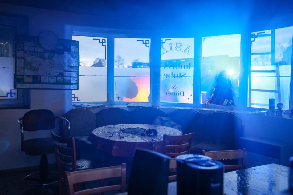 Das Feuer konnte durch ein eingeschlagenes Fenster schnell gelöscht werden.