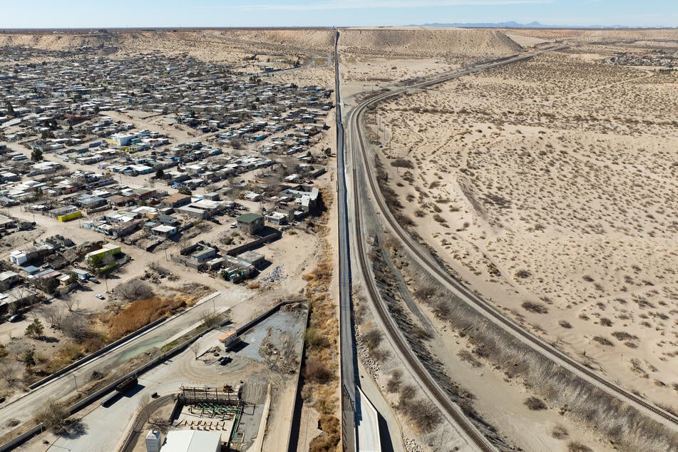 Der Luftraum über der US-Grenzstadt El Paso (links des Grenzzauns) musste aufgrund eines Drohnenangriffs zwischenzeitlich geschlossen werden. (Archivbild)