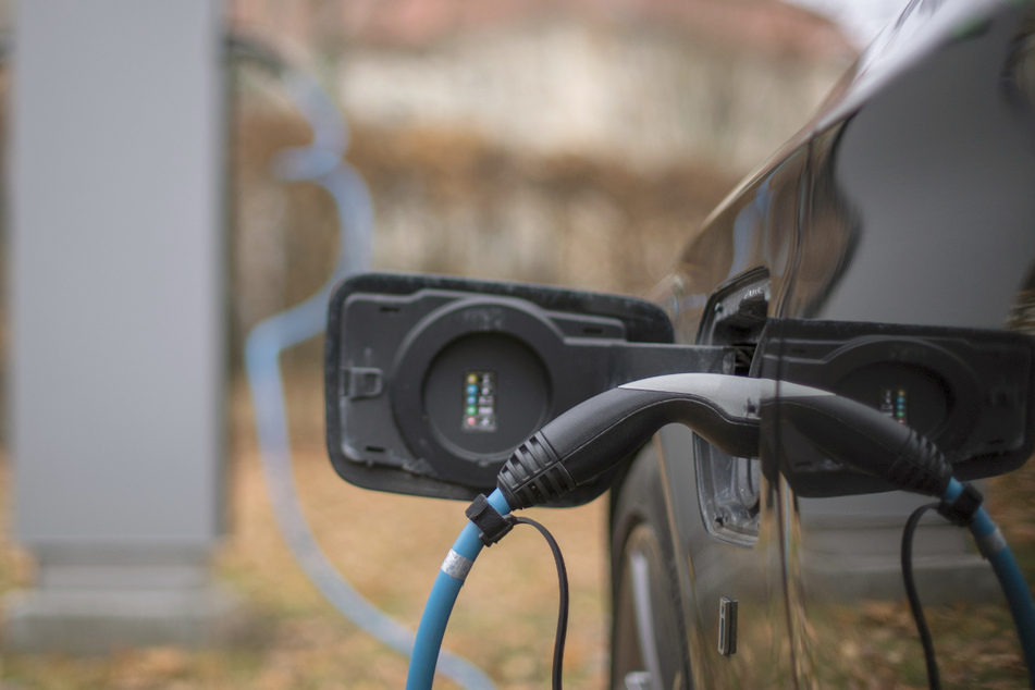 Ein Elektroauto wird an einer Ladesäule geladen. Jedes sechste 2020 neu zugelassene Auto in Baden-Württemberg hat einen elektrischen Antrieb.