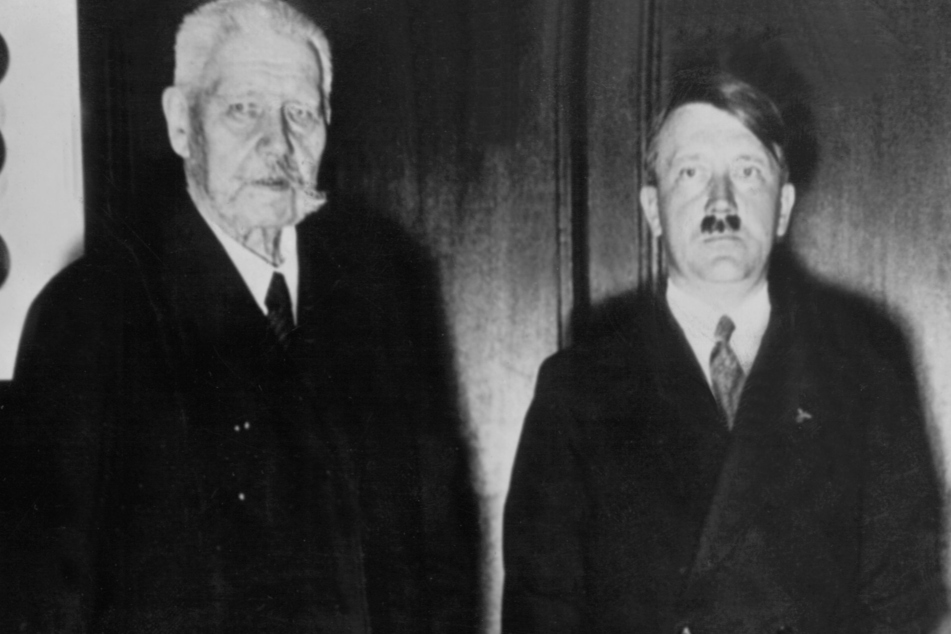Selbst mit Adolf Hitler (†56, r., hier im Bild mit Reichspräsident Paul von Hindenburg) kann man durch den Chatbot "sprechen".