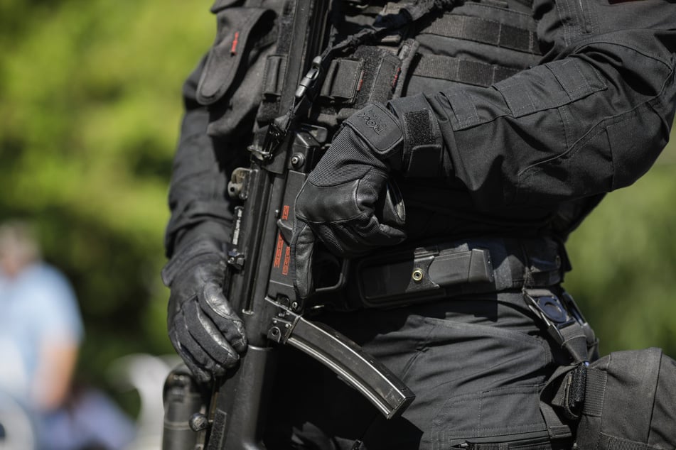 Die Polizei erschien bewaffnet am Einsatzort. (Symbolbild)
