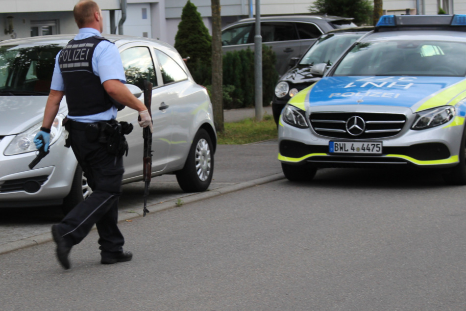 Ein Polizist trägt zwei Waffen.