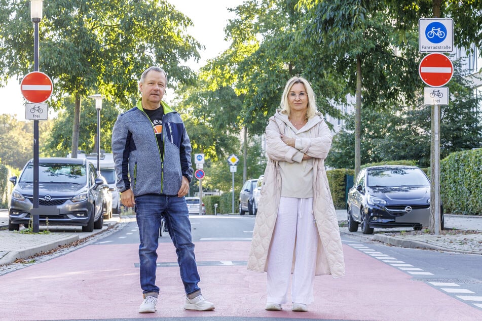 Verkehrslärm jetzt unerträglich: Auch die Anwohner Anne Meyer (61) und Frank Oppe (56) ärgern sich.